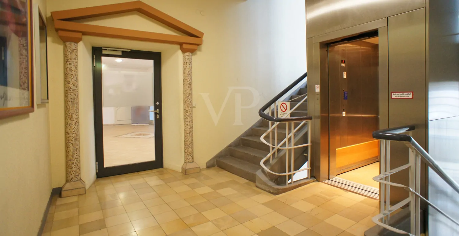 Treppenhaus mit Aufzug