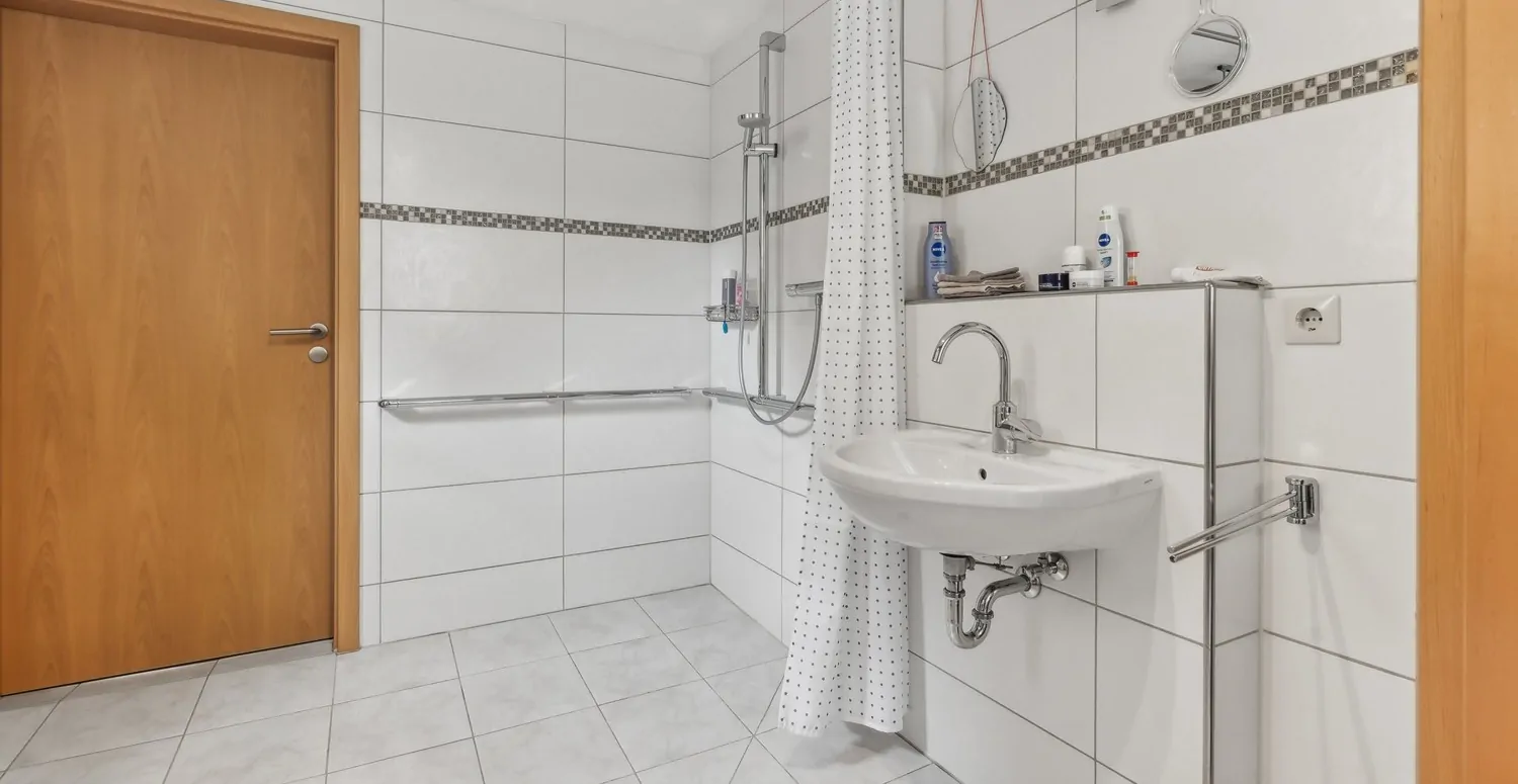 Bad und Betriebsraum im Erdgeschoss