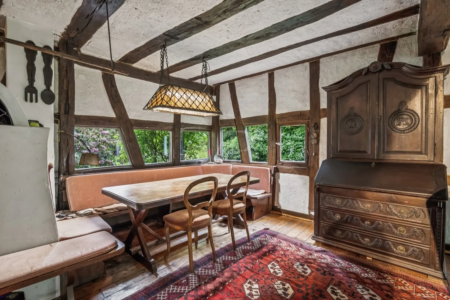 Essecke mit Blick in den Garten