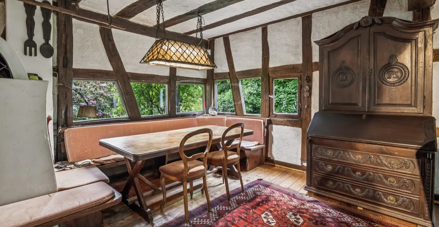 Essecke mit Blick in den Garten