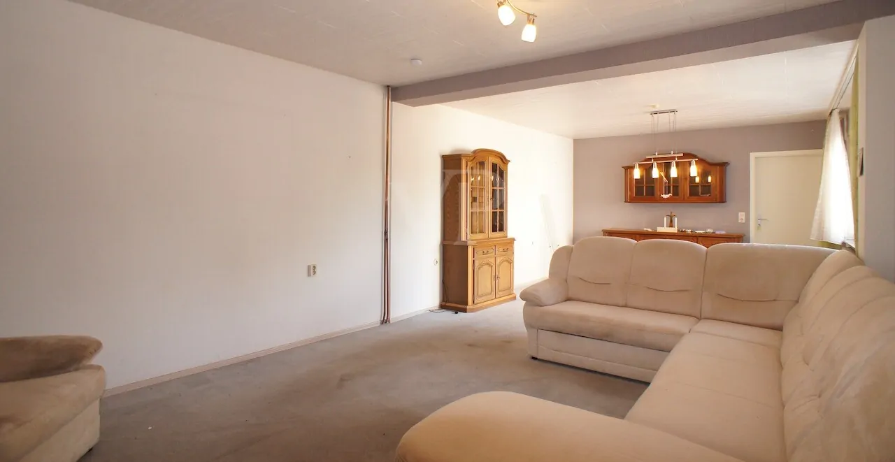 Geräumiges Wohnzimmer