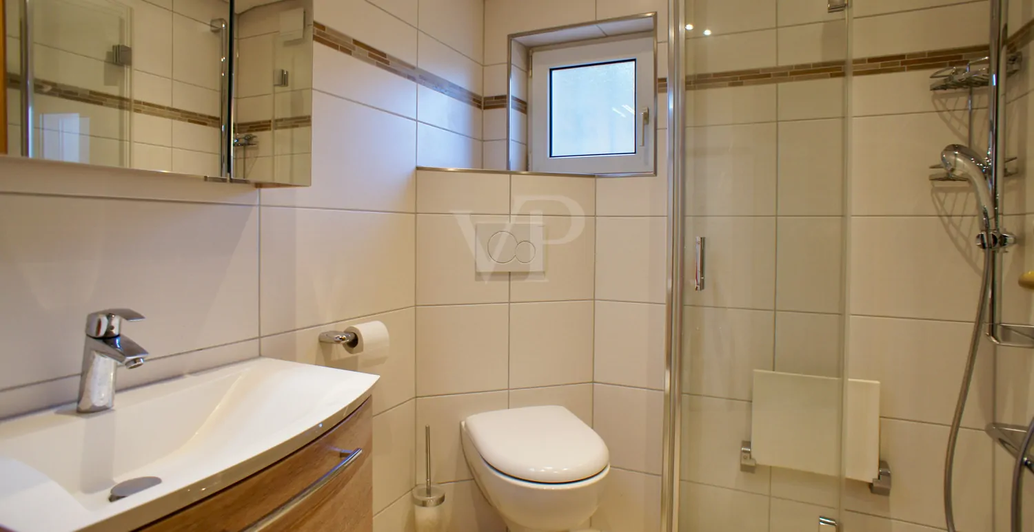 Neues Badezimmer mit bodengleicher Dusche