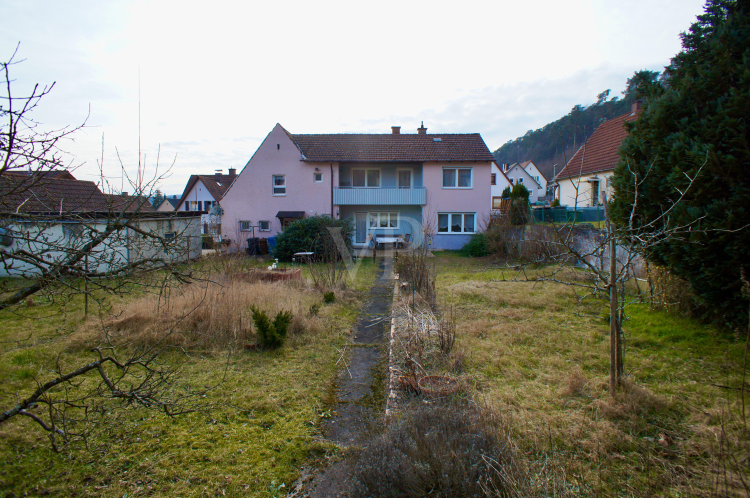 Großer Garten mit altem Baumbestand