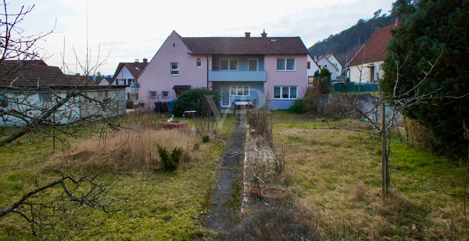 Großer Garten mit altem Baumbestand