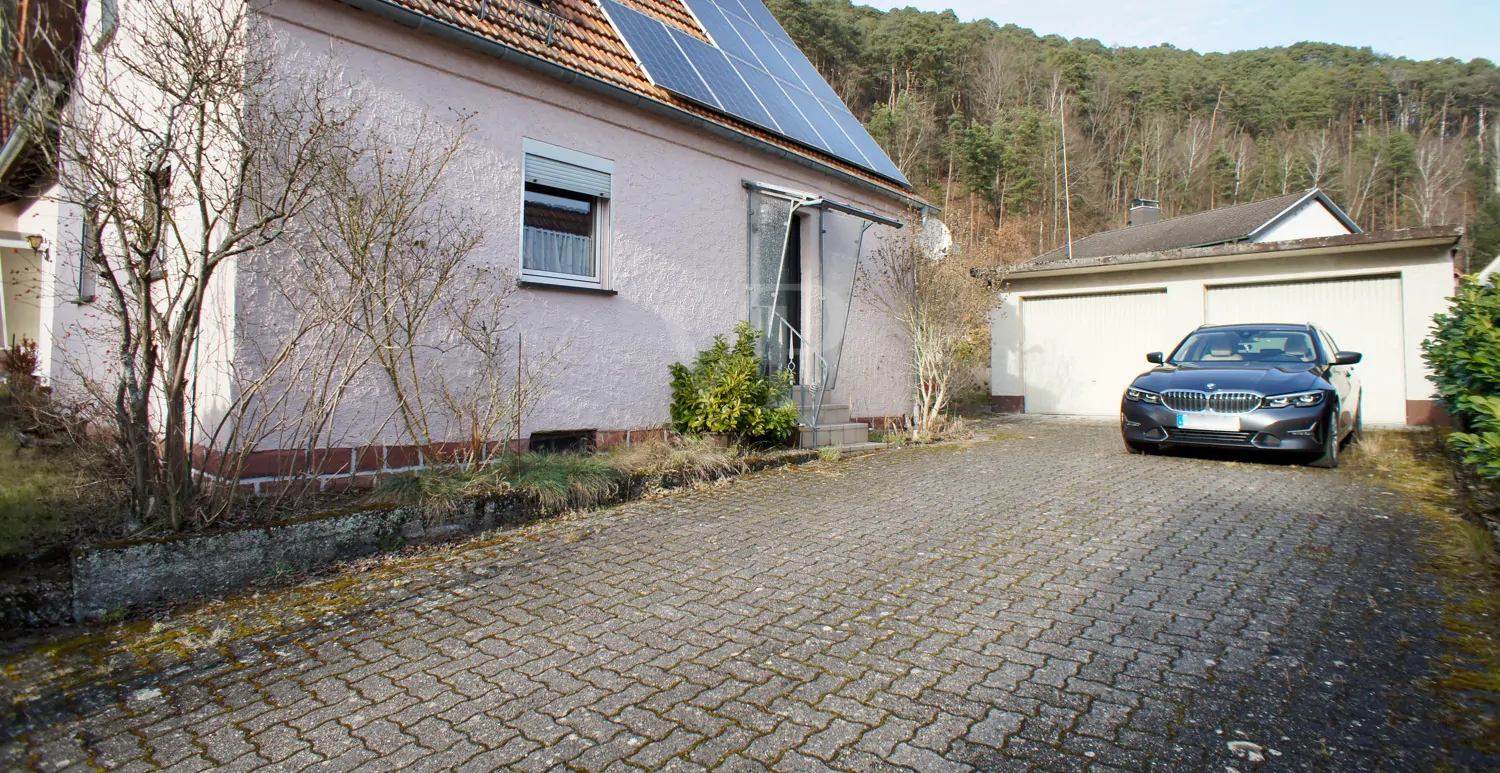 Einfahrt mit Doppelgarage