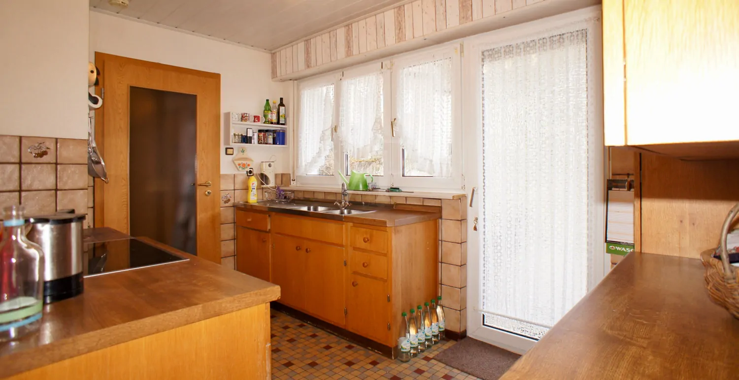 Küche mit Zugang zur Terrasse