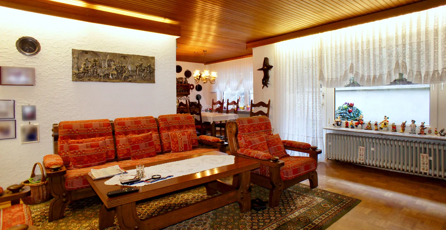 Wohn- und Esszimmer mit Zugang zur Terrasse