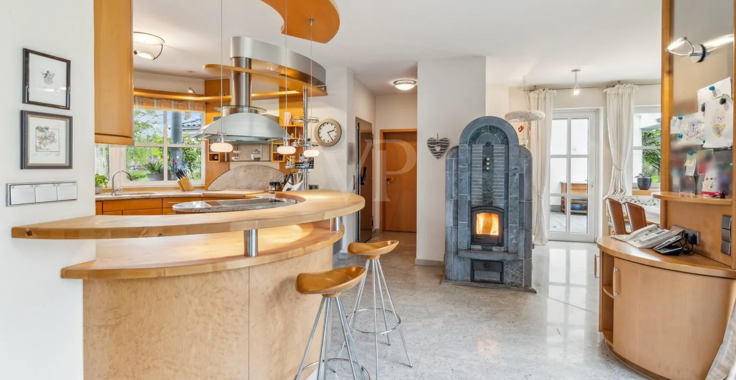 Küche mit Kühlzelle und Vorratsraum