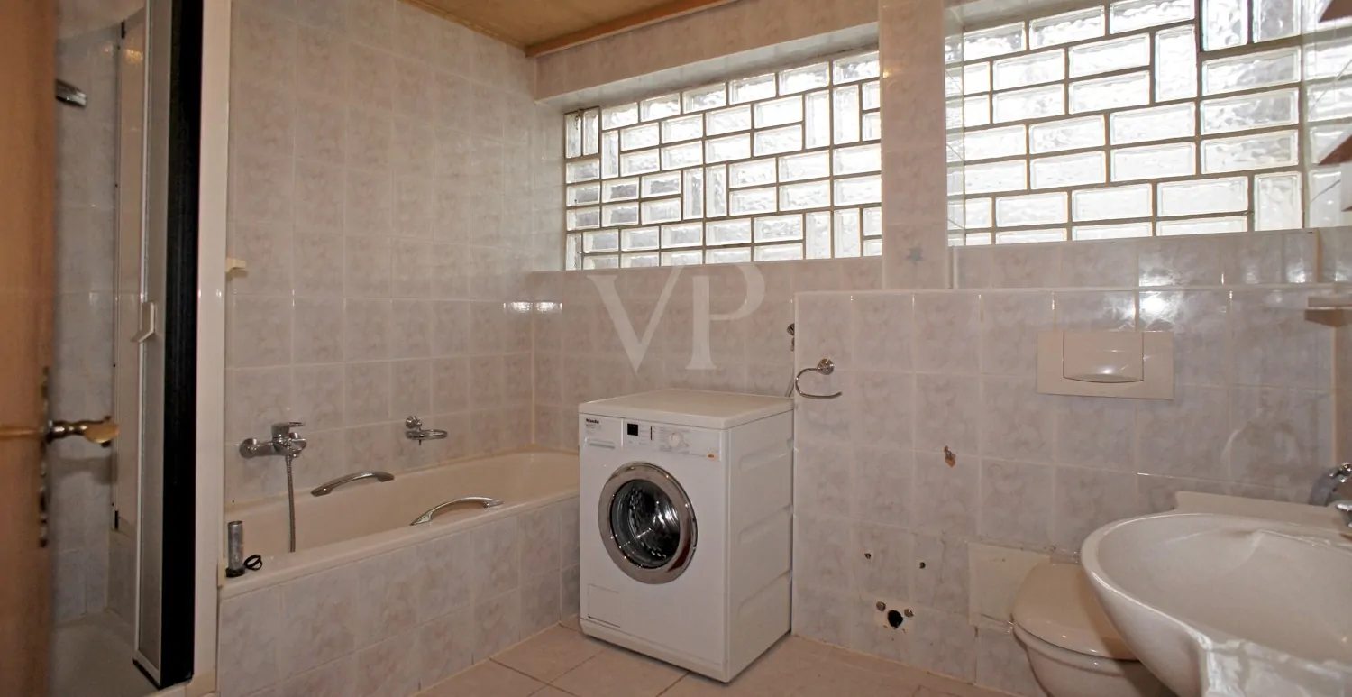 Badezimmer mit Wanne und Dusche