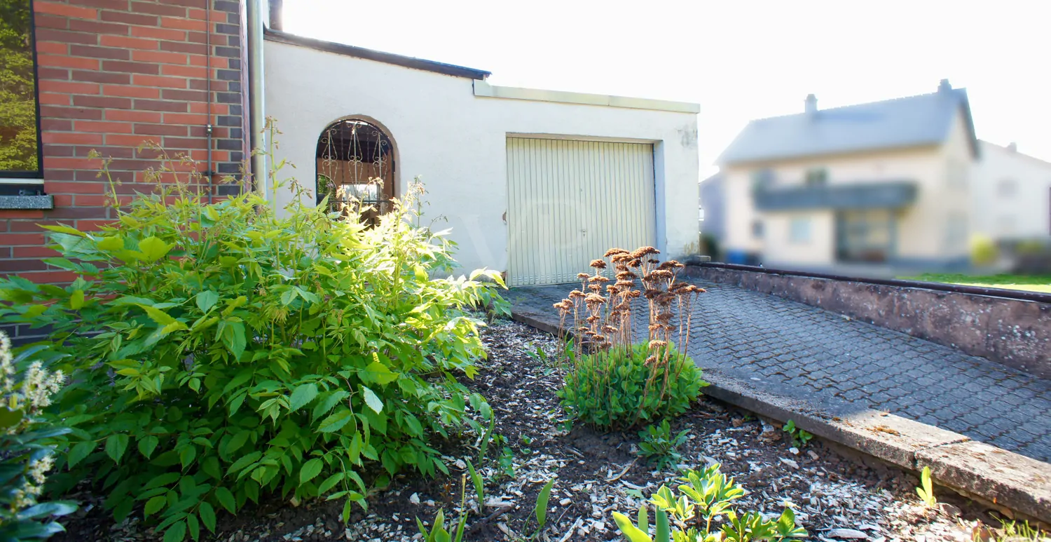 Garage und Durchgang zum Garten