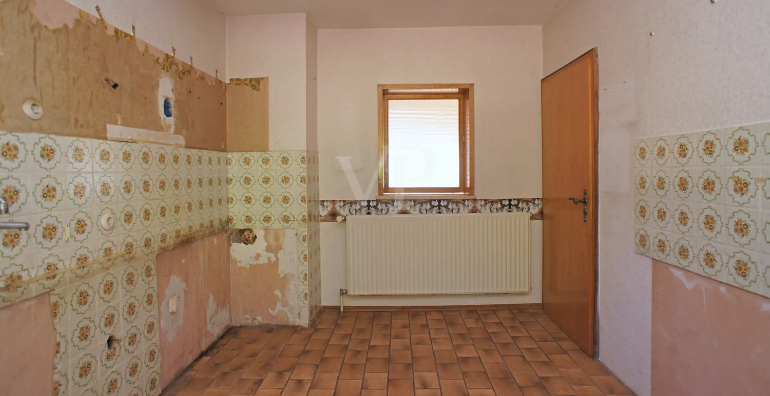 Küche mit Durchreiche