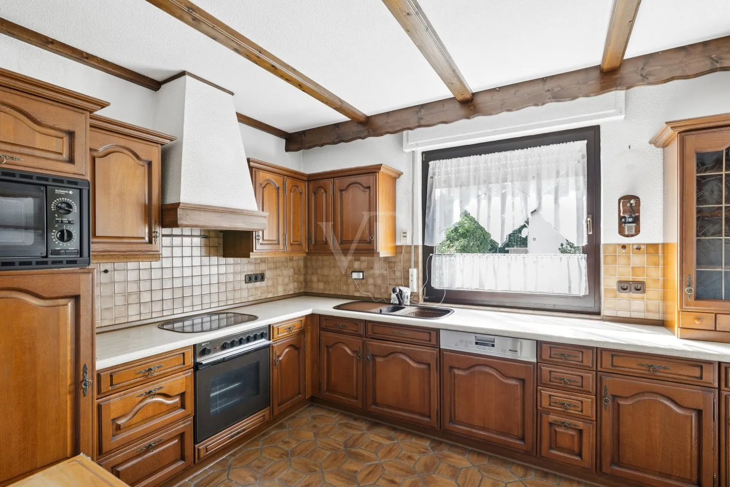 Well-maintained detached house with a modern floor plan and beautiful garden in a central location