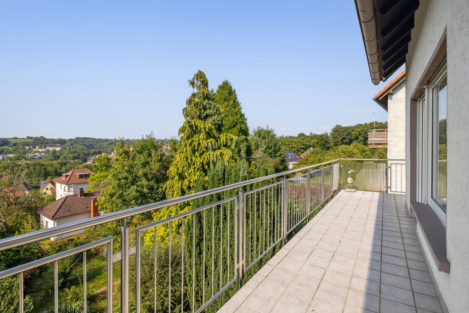 Balkon mit Blick über die Stadt