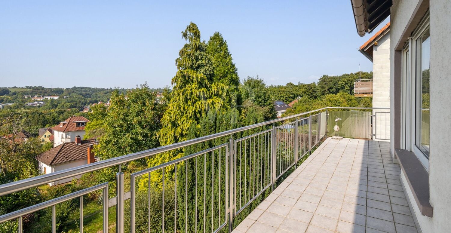 Balkon mit Blick über die Stadt