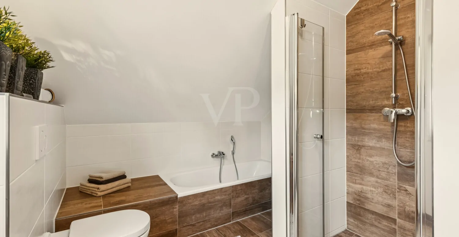 Badezimmer mit bodengleicher Dusche