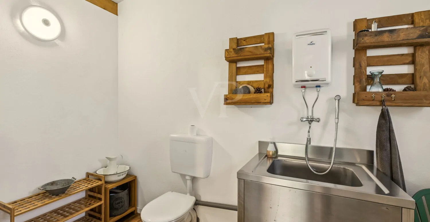 Nebengebäude mit Sanitärinstallation