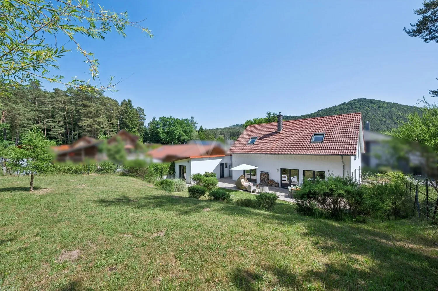 Großer Garten mit Blick in den Pfälzerwald
