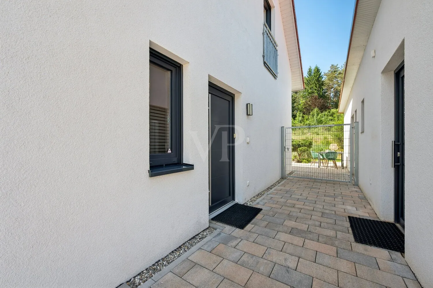 Eingangsbereich mit Zugang zum Garten und Nebengebäude
