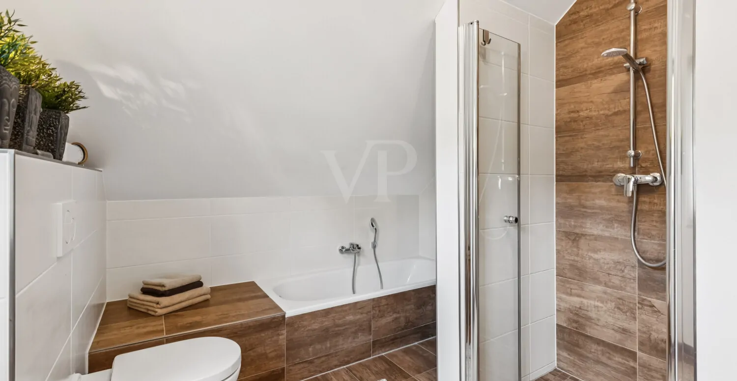 Badezimmer mit bodengleicher Dusche