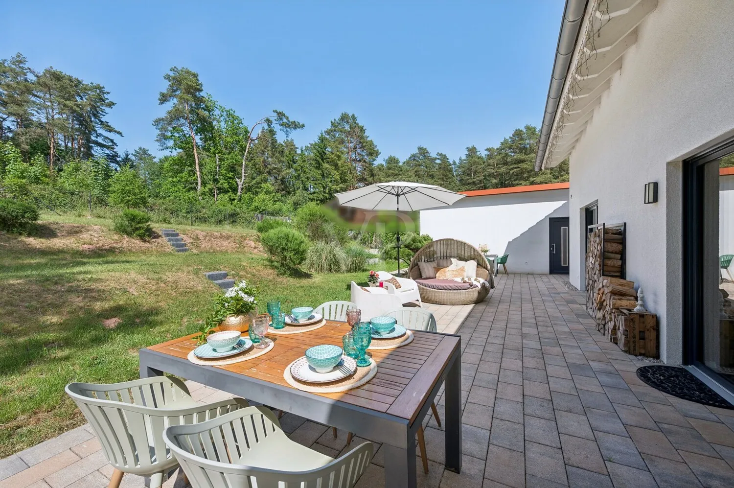 Terrasse und Garten mit...