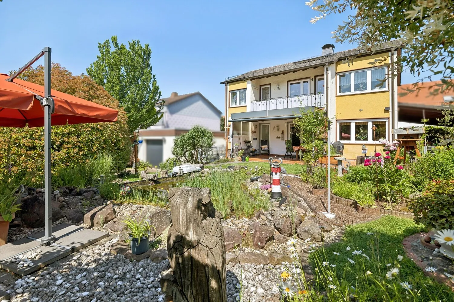 Gartenansicht mit Teich