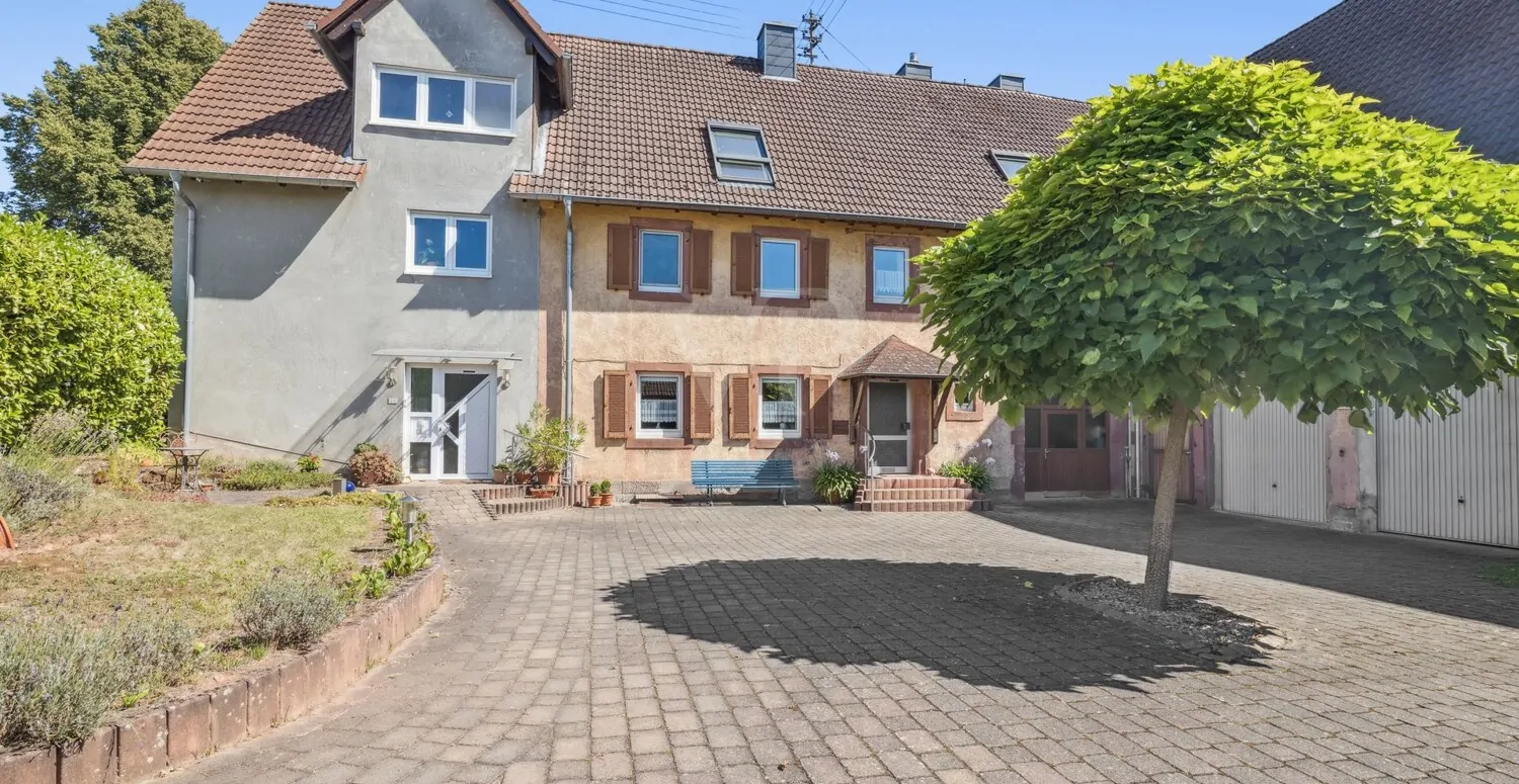 Eingangsbereich Haupthaus und Anbau