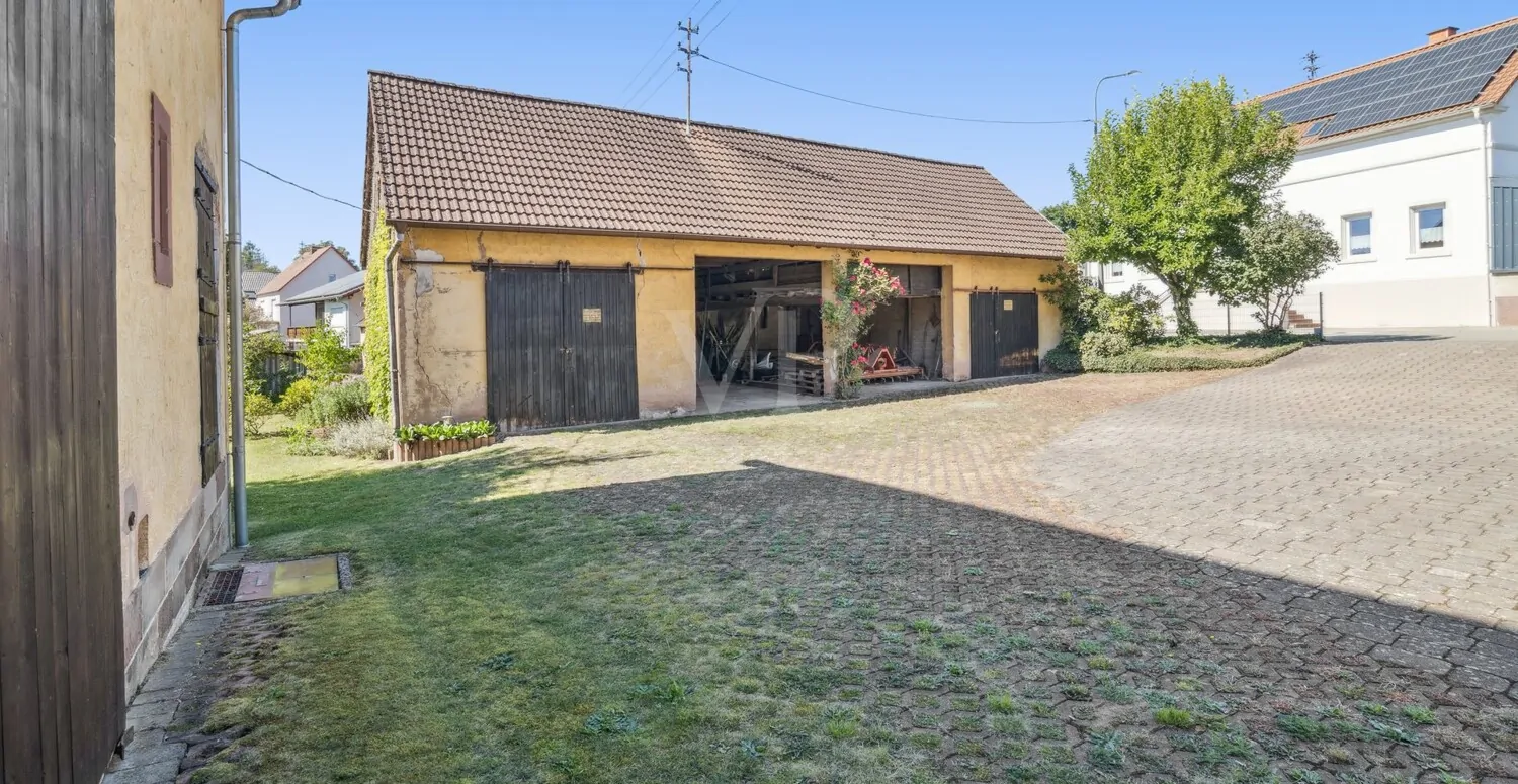 Nebengebäude mit Garagen