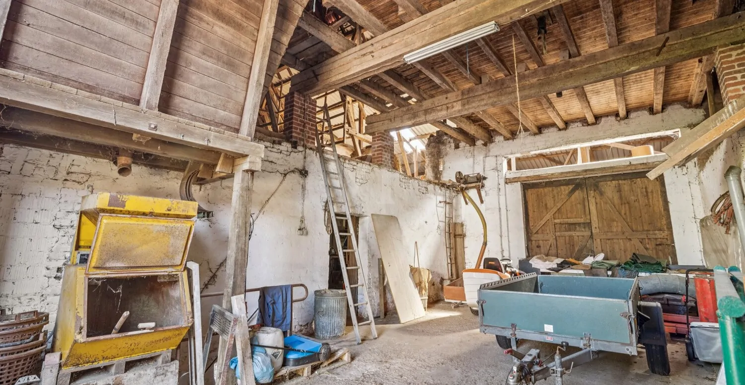 Scheune zur Straßenseite mit ehemaligem Heuboden