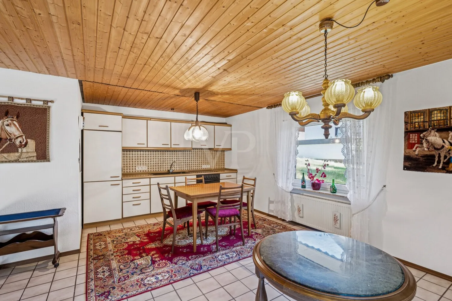 Wohnbereich mit Küchenzeile im Untergeschoss