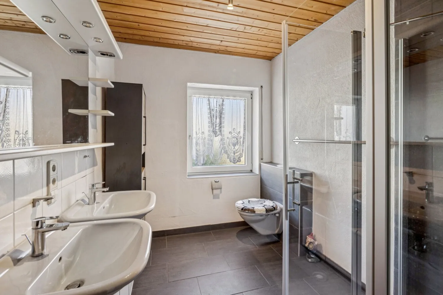 Badezimmer im Erdgeschoss