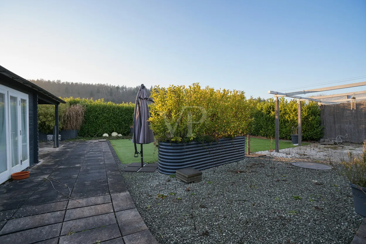 Sitzecke mit großem Gartenhaus