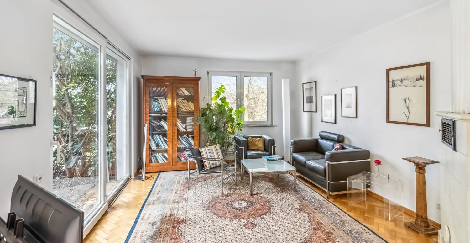 Wohnzimmer mit Zugang zur Terrasse