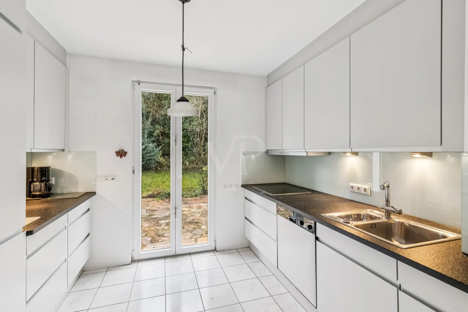 Küche mit Zugang zur Terrasse