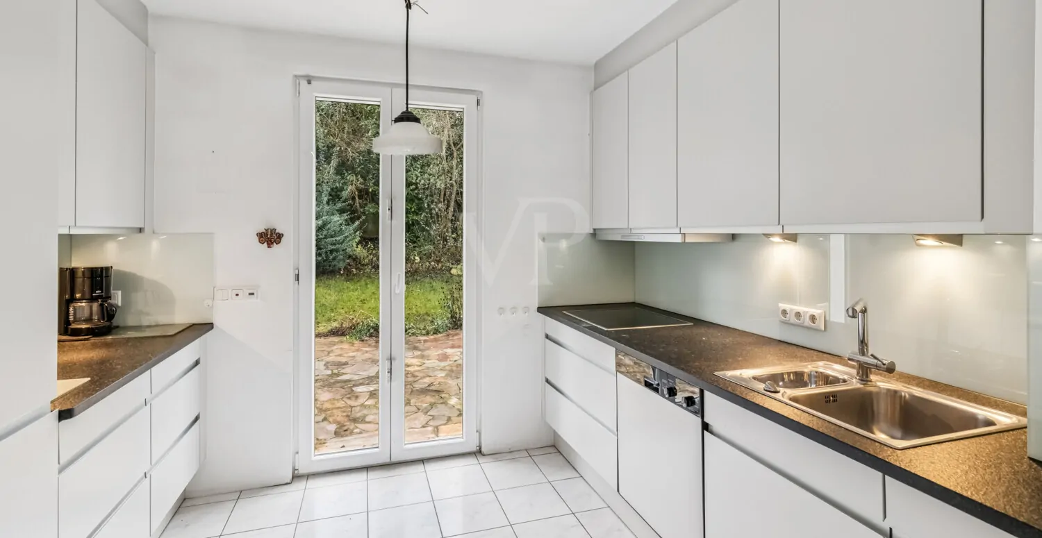 Küche mit Zugang zur Terrasse