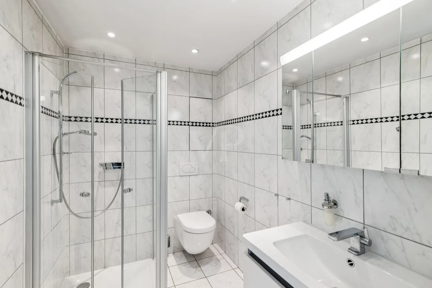 Badezimmer mit bodengleicher Dusche