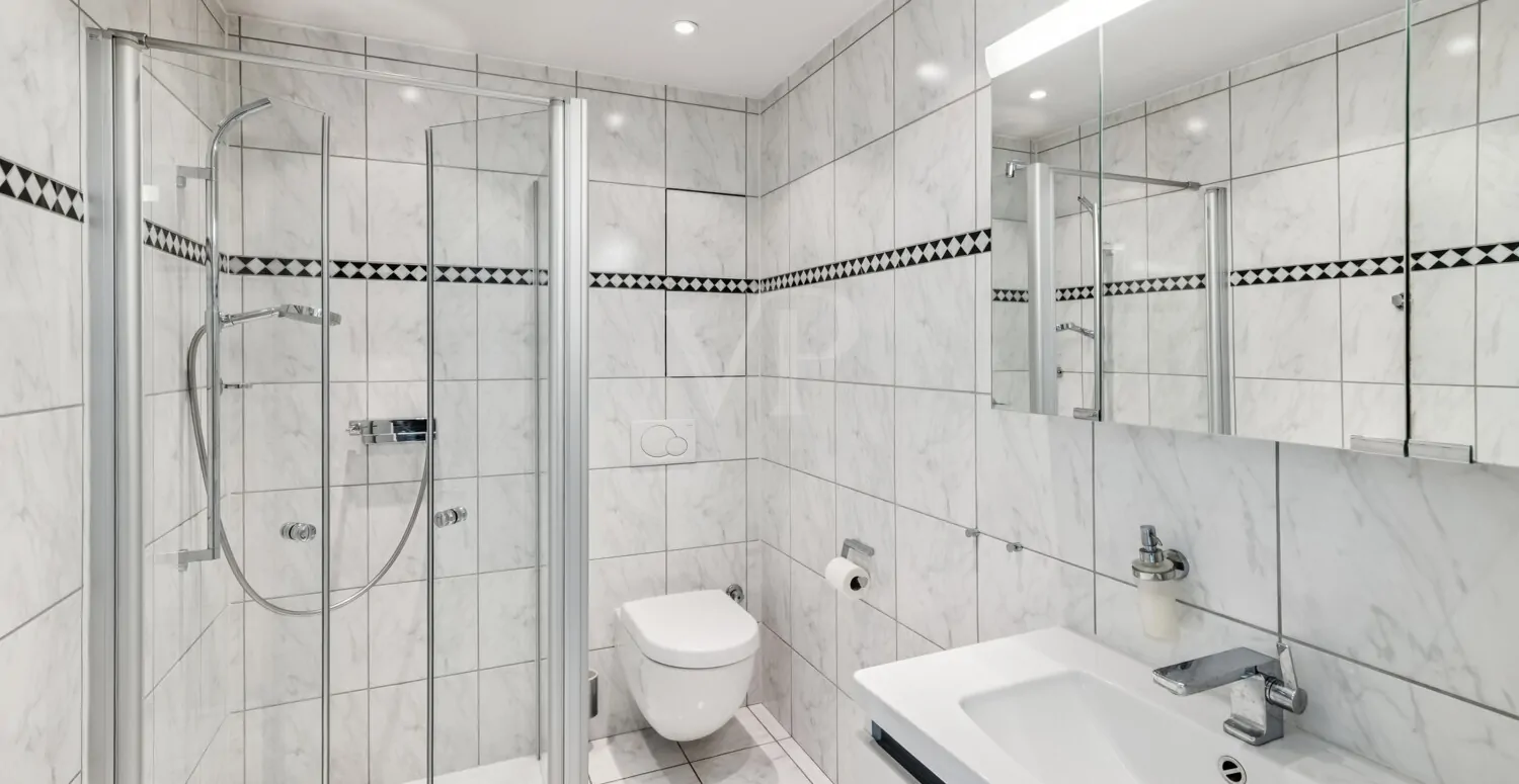 Badezimmer mit bodengleicher Dusche