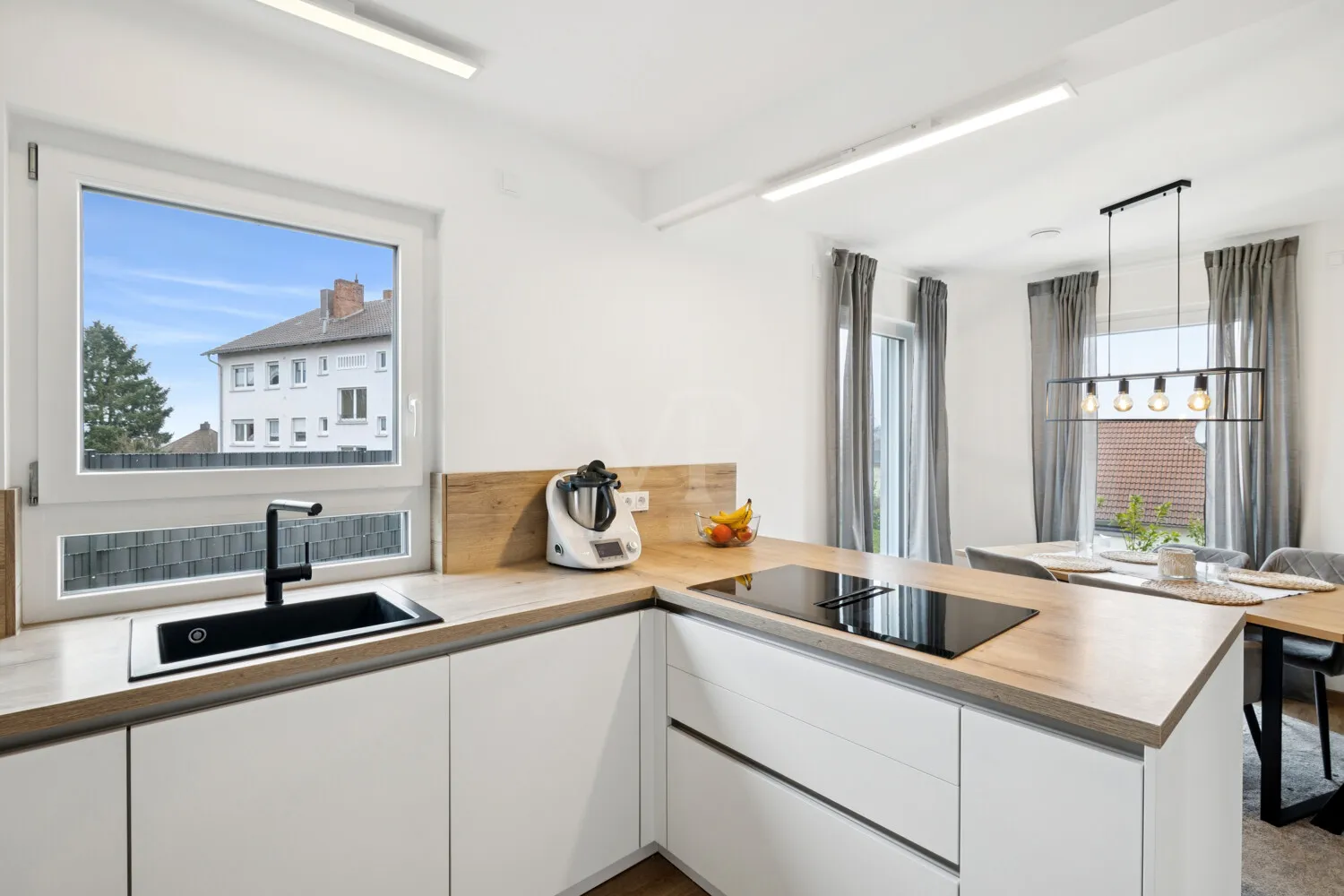 Küche mit hochwertigen Einbaugeräten