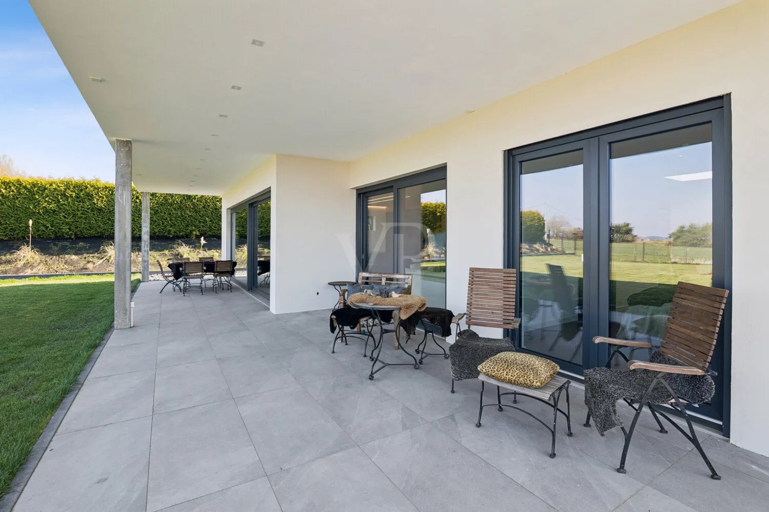 Komplett überdachter Terrassenbereich