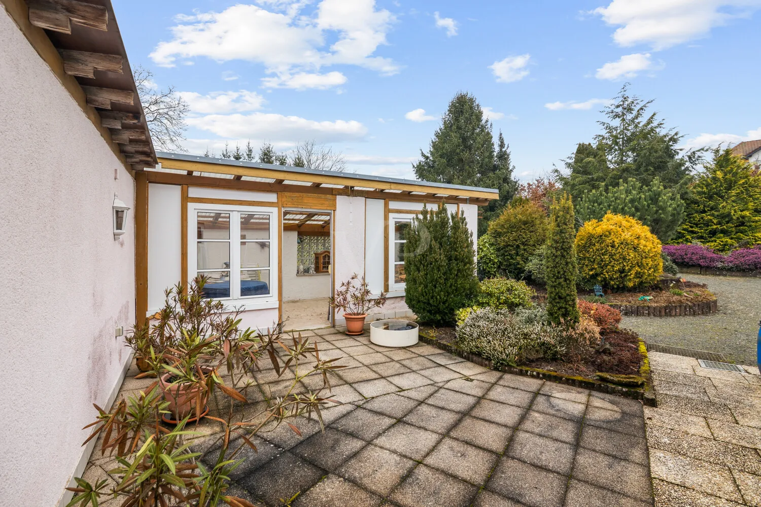 Terrasse und Gartenhaus
