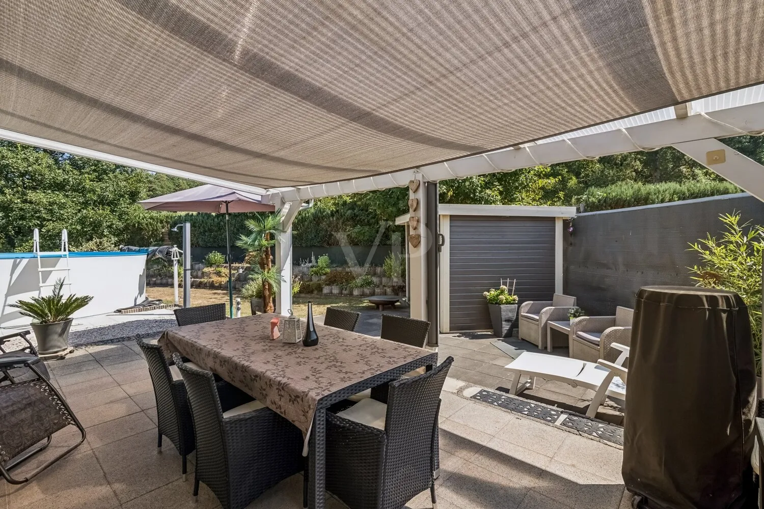 Überdachter Terrassenbereich mit Sauna und Pool