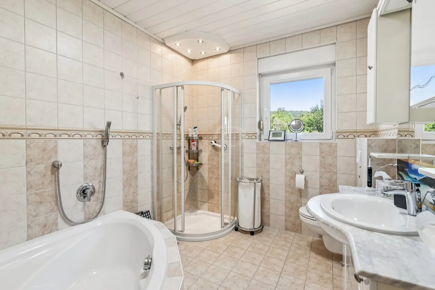 Hauptbadezimmer mit Wanne und Dusche