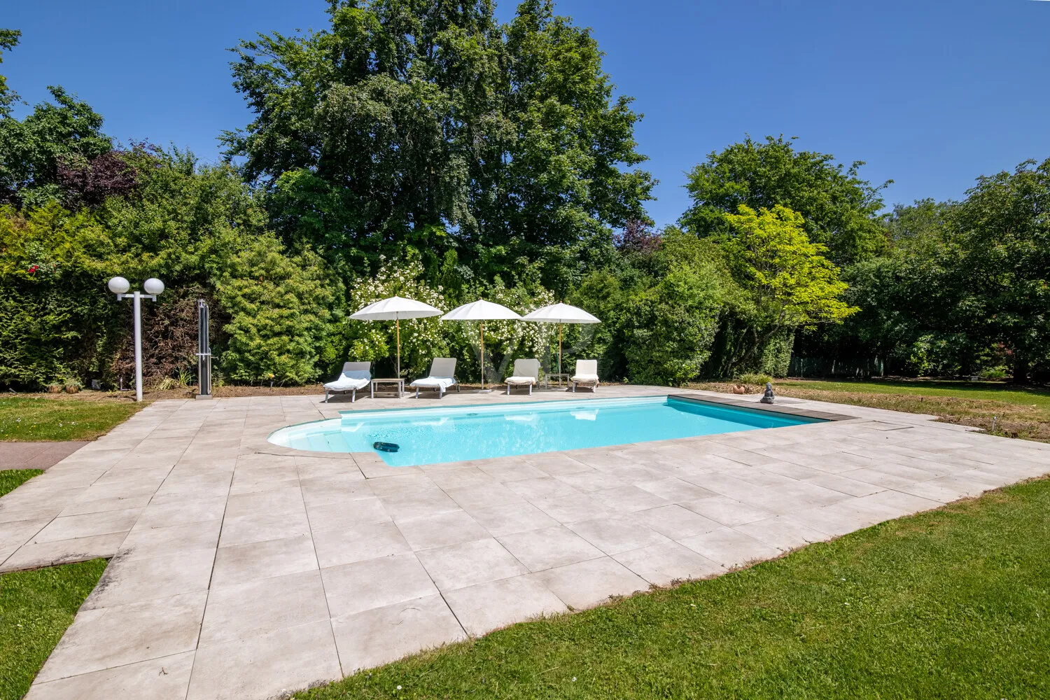 Poolbereich und Liegeflächen