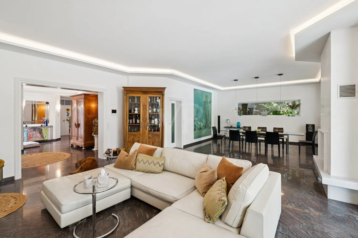 Wohnzimmer mit Blick ins Esszimmer
