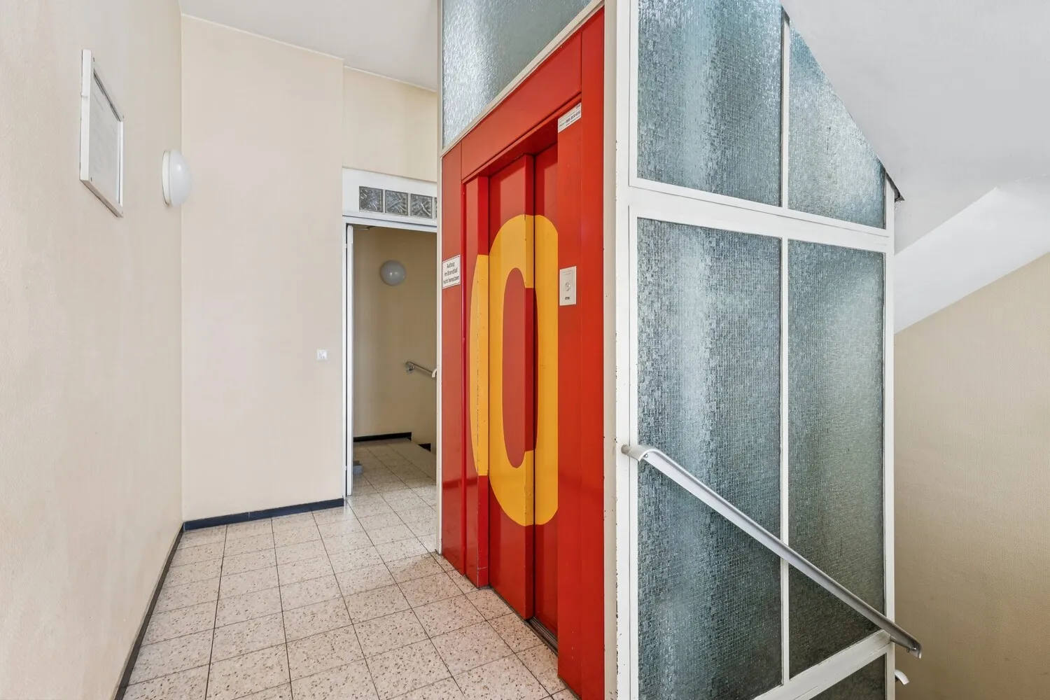 Personenaufzug und Treppenhaus