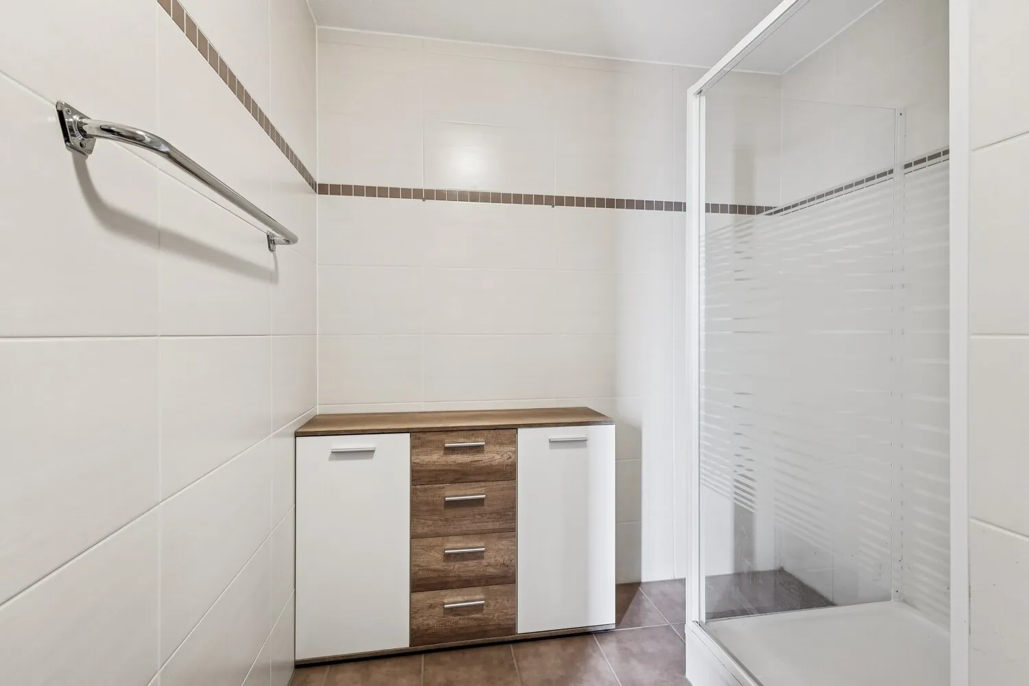 Dusche und Stauraum