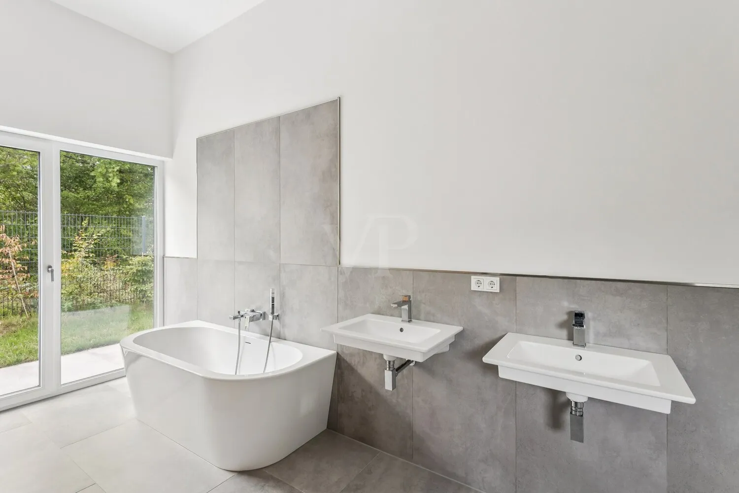 Badewanne mit Blick in den Garten