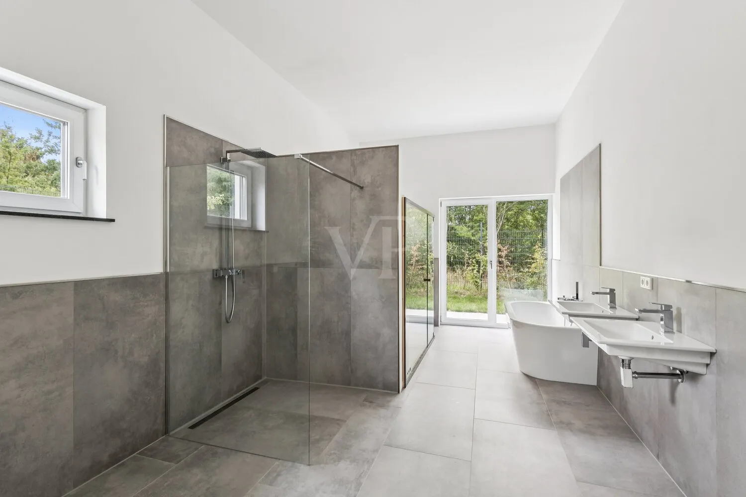 Badezimmer mit bodengleicher Dusche und Wanne