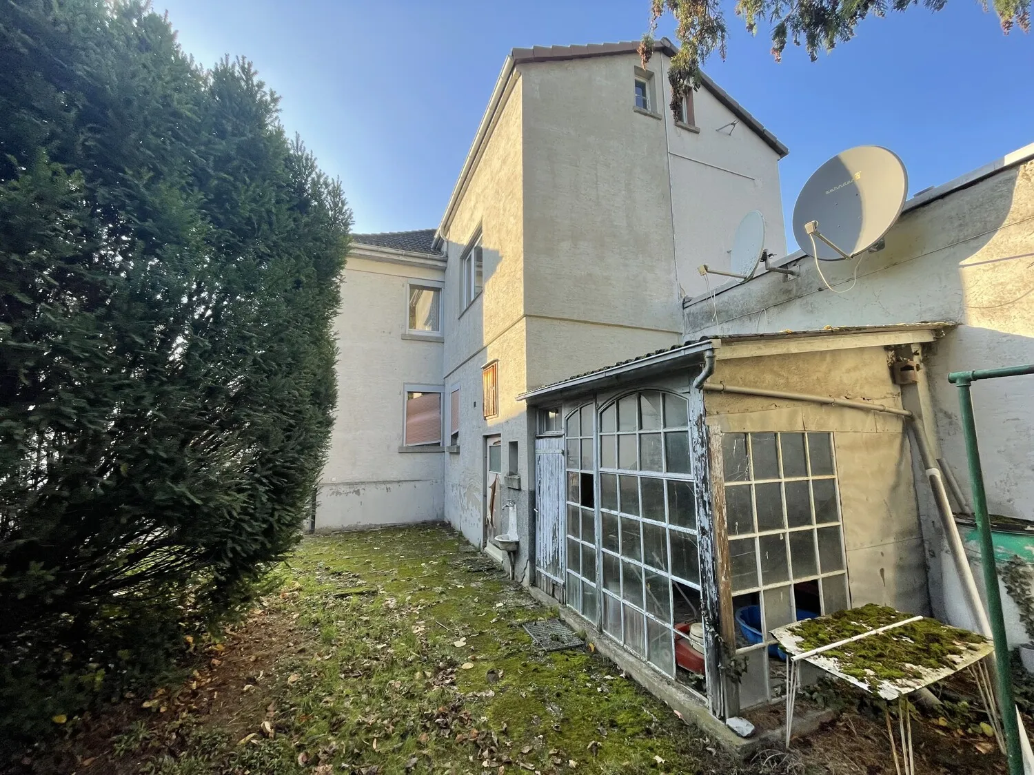 Sanierungsbedürftige Doppelhaushälfte auf Erbpachtgrundstück