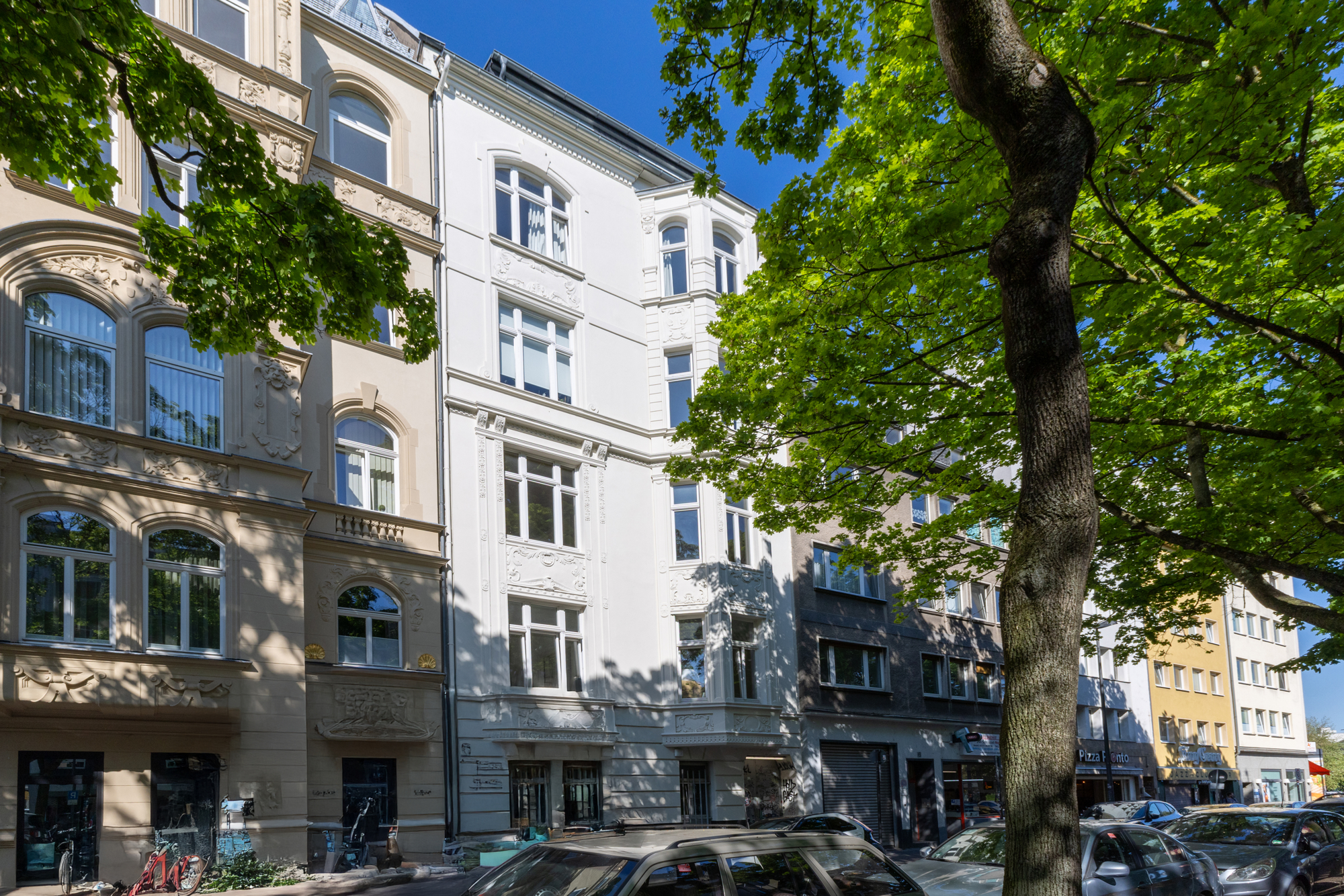Stilvolles Altbaujuwel - Mehrparteienhaus mit freier Wohnung im Agnesviertel