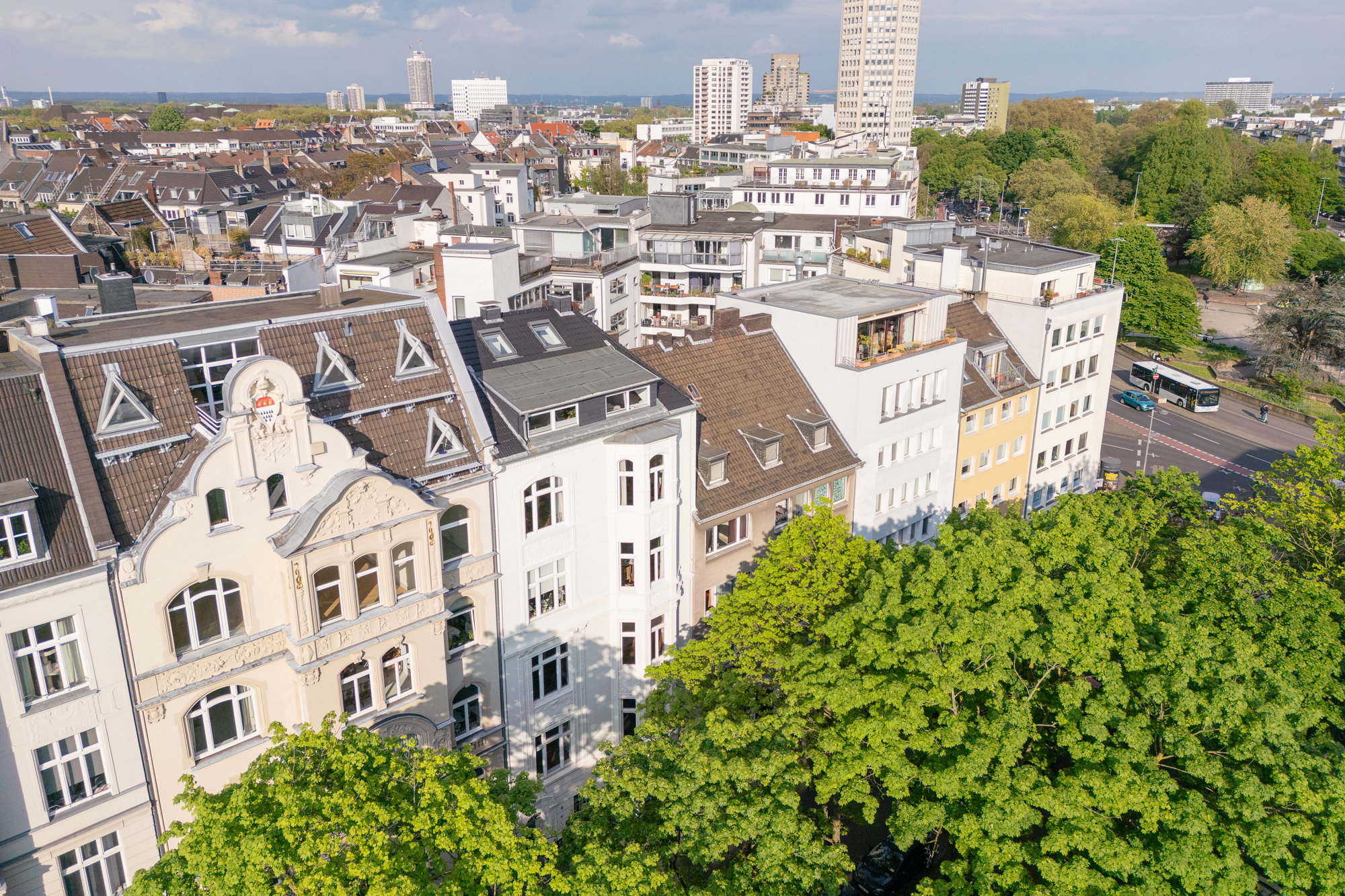 Stilvolles Altbaujuwel - Mehrparteienhaus mit freier Wohnung im Agnesviertel
